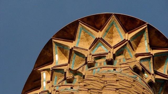 تاج مناره ساربان برج پیزای ایران