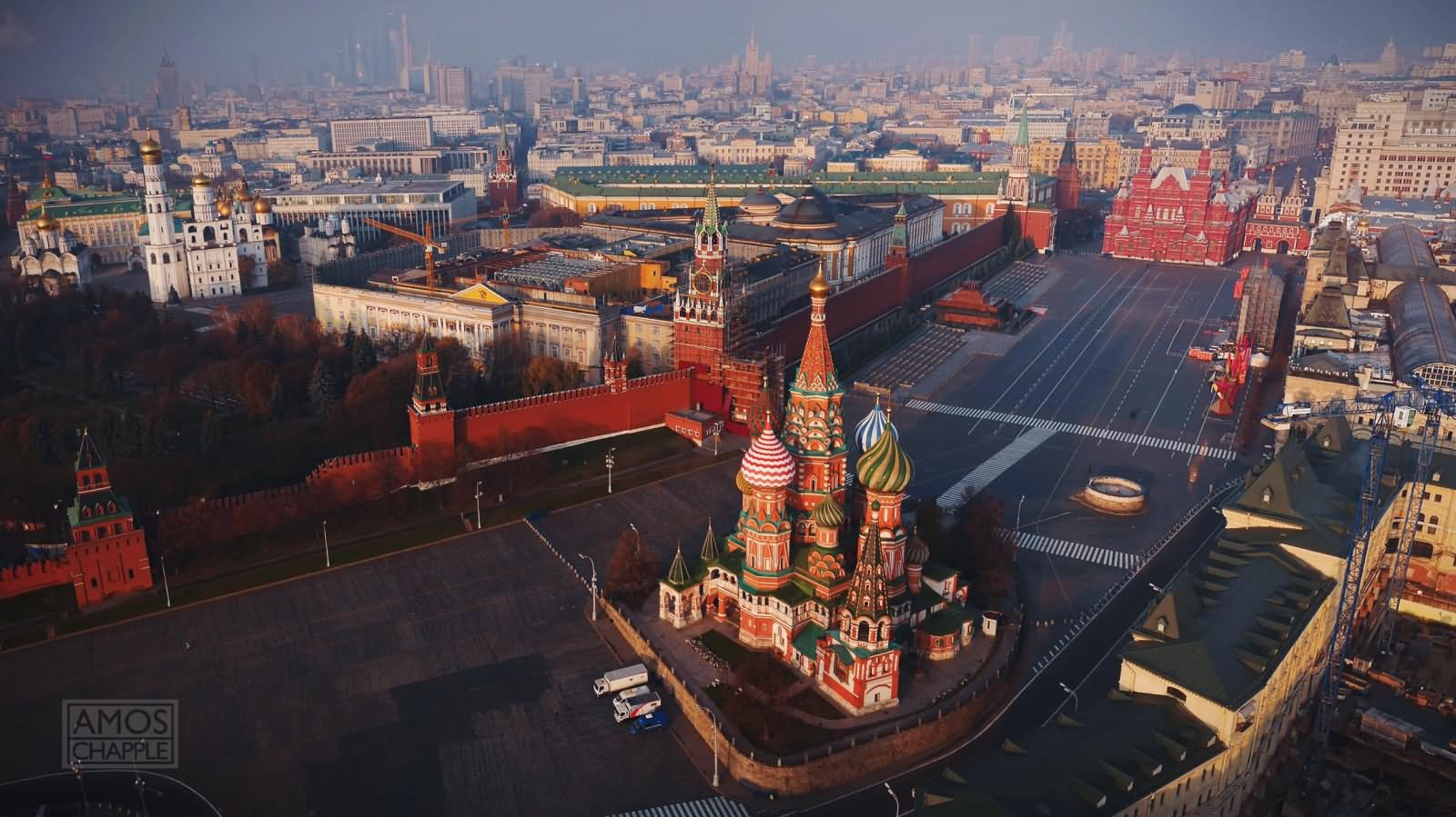 نمایی هوایی از کاخ زیبای کرملین در میدان سرخ مسکو