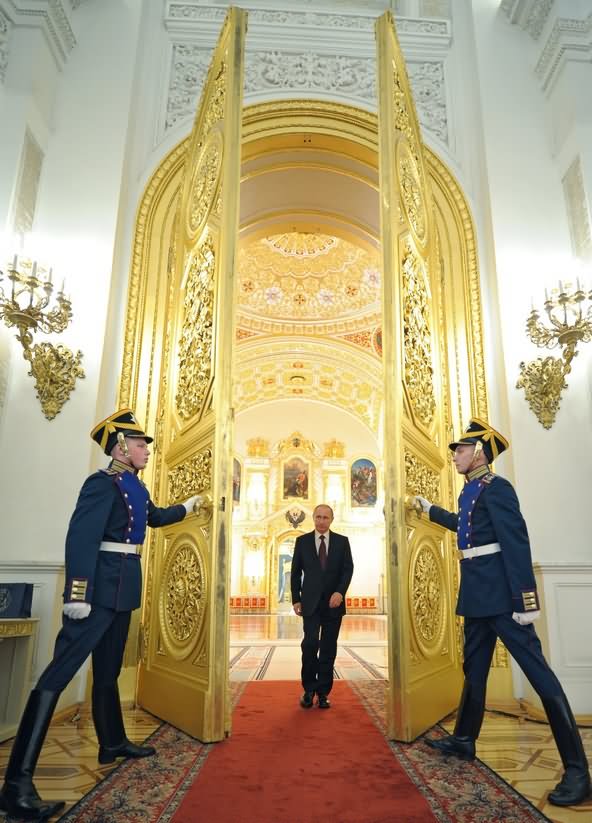 ورود ولادیمیر پوتین به کاخ کزیبای کرملین