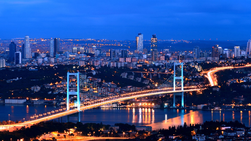 پل بسفر بین دو بخش استانبول آسیایی و اروپایی