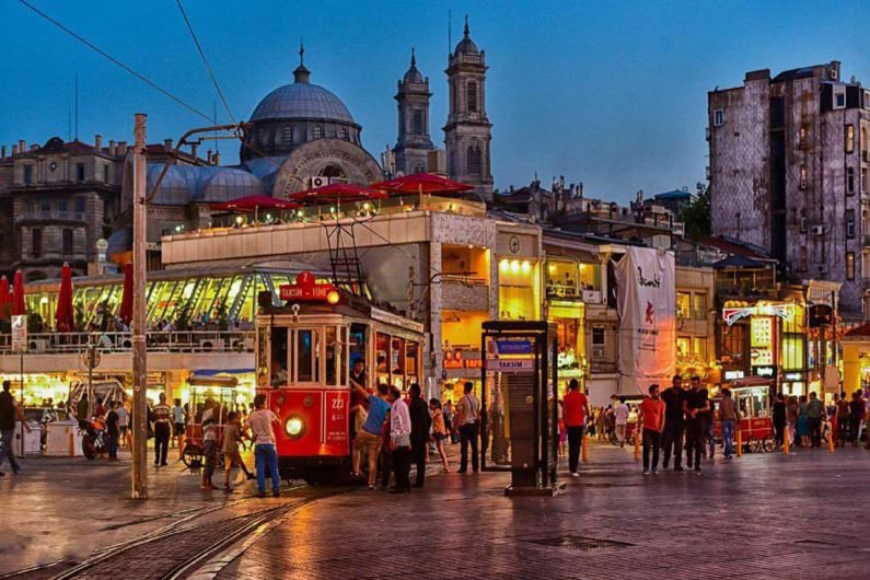 نمایی از یکی از میادین استانبول