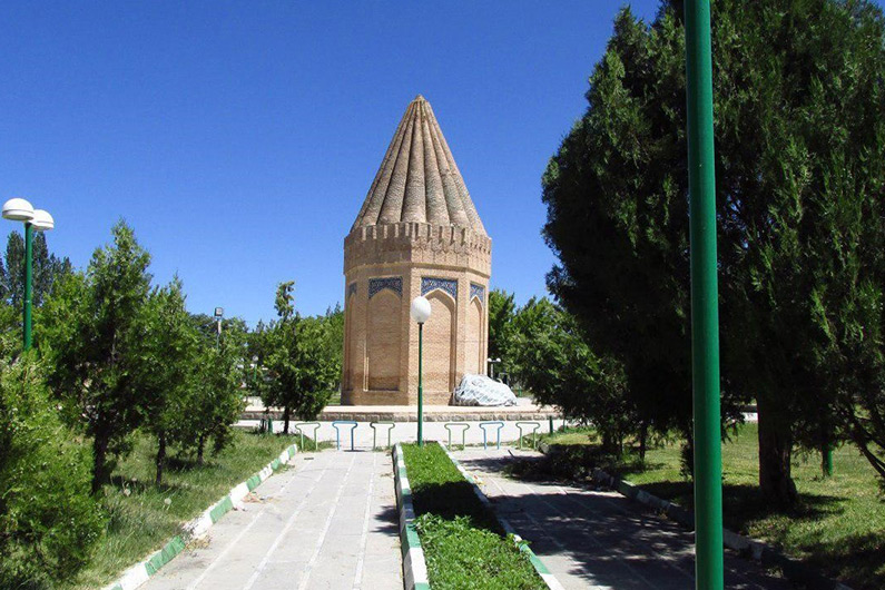 آرامگاه حیقوق نبی در تویسرکان