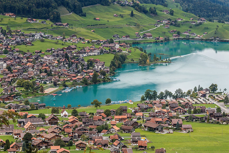 شهر اینترلاکن یکی از بهترین جاذبه های گردشگری سوئیس
